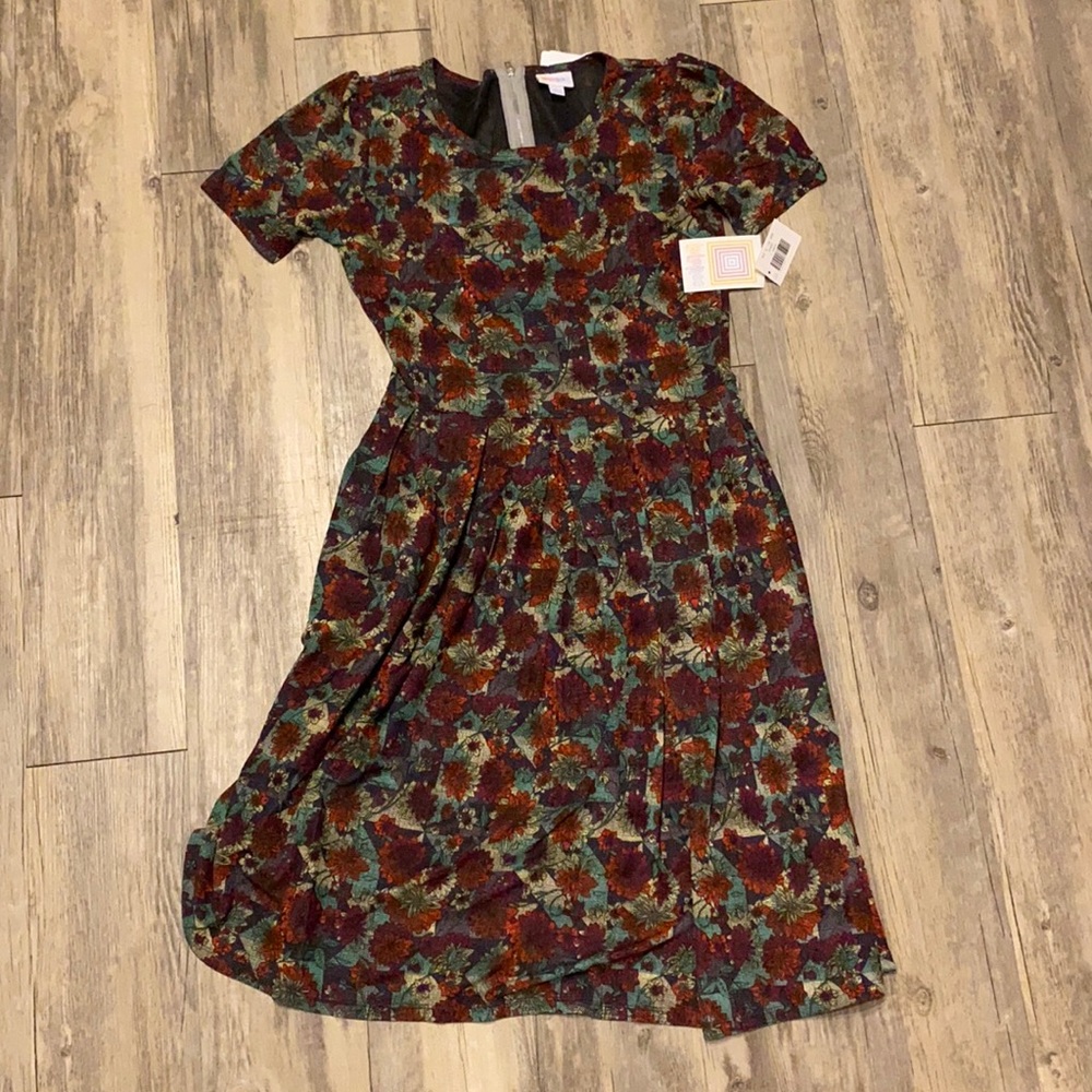 LuLaRoe Amelia Flowery dress size LARGE with short sleeves pleated skirt NWT